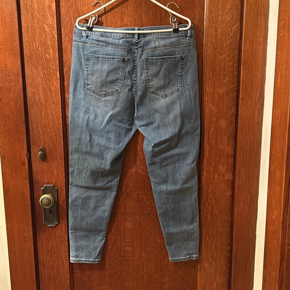 Skinny jeans with floral stitching - Picture 3 of 4